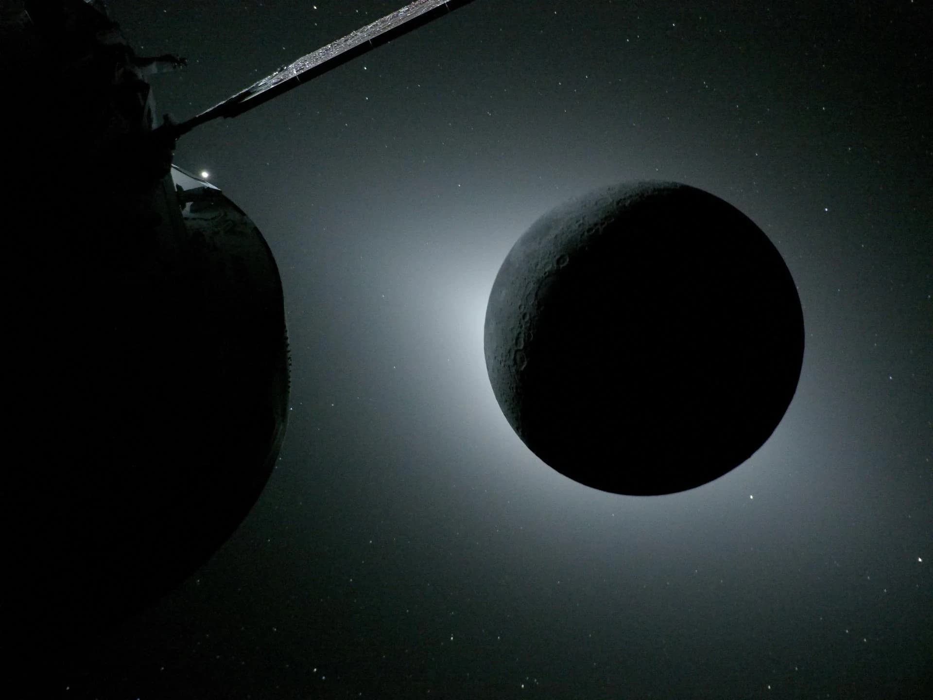 Ай бетіндегі әртүрлі көлемдегі кратерлер бейнеленген NASA кадры.